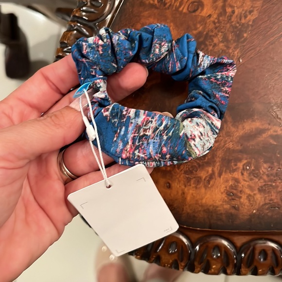 NWT Lululemon scrunchie blue blue pink - Picture 2 of 2